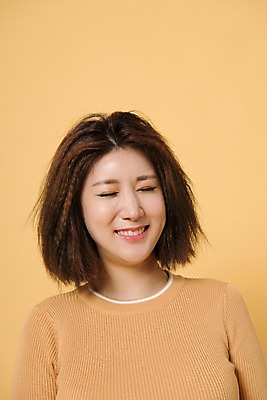 포토 JPG 스튜디오촬영 여자 컬러 사진 모션 실내 표정 한명 웃음 상반신 20대 성인 앞모습 노란색 눈감음 한국인 눈웃음 노란배경 여자한명만 성인여자한명만 국내포토 1 뷰포인트 백그라운드 사람 동양인 청년 내부 여자만 성인여자만 파일형식