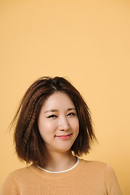 포토 JPG 스튜디오촬영 여자 컬러 사진 모션 실내 표정 한명 웃음 상반신 20대 성인 앞모습 노란색 한국인 눈웃음 노란배경 여자한명만 성인여자한명만 국내포토 1 뷰포인트 백그라운드 사람 동양인 청년 내부 여자만 성인여자만 파일형식