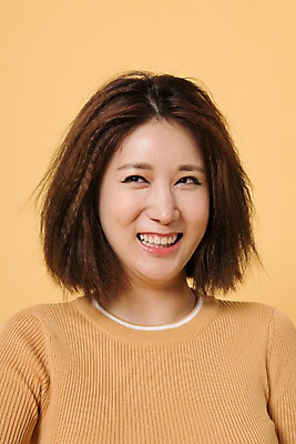 포토 JPG 스튜디오촬영 여자 컬러 사진 모션 실내 표정 한명 웃음 상반신 20대 성인 앞모습 노란색 한국인 눈웃음 노란배경 여자한명만 성인여자한명만 국내포토 1 뷰포인트 백그라운드 사람 동양인 청년 내부 여자만 성인여자만 파일형식