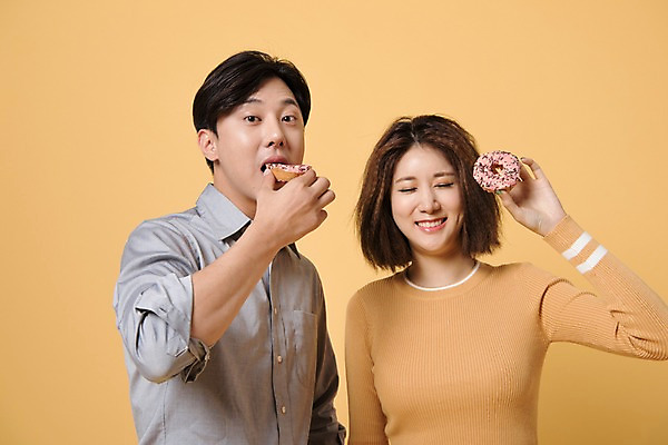 포토 JPG 스튜디오촬영 커플 여자 남자 컬러 사진 모션 실내 표정 서기 웃음 들기 상반신 20대 성인 두명 앞모습 노란색 눈감음 한국인 도넛 먹기 눈웃음 노란배경 성인만 맛있는 국내포토 뷰포인트 백그라운드 관계 디저트 사람 동양인 청년 내부 파일형식