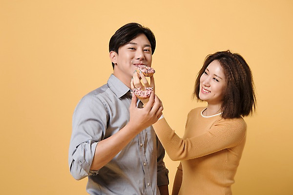 포토 JPG 스튜디오촬영 커플 여자 남자 컬러 사진 모션 실내 표정 서기 웃음 들기 상반신 20대 성인 두명 옆모습 노란색 한국인 도넛 먹기 노란배경 성인만 맛있는 국내포토 뷰포인트 관계 디저트 사람 동양인 청년 내부 파일형식 음식 인종