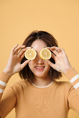 포토 JPG 스튜디오촬영 여자 컬러 사진 모션 실내 표정 한명 웃음 들기 상반신 20대 성인 앞모습 노란색 한국인 레몬 노란배경 여자한명만 성인여자한명만 국내포토 1 뷰포인트 과일 사람 동양인 청년 내부 여자만 성인여자만 파일형식 인종 성인만