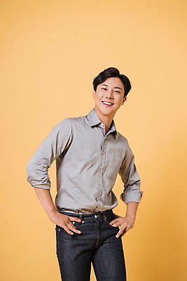 포토 JPG 스튜디오촬영 남자 컬러 허리손 사진 모션 실내 표정 한명 서기 웃음 상반신 20대 성인 앞모습 노란색 한국인 노란배경 남자한명만 성인남자한명만 국내포토 1 뷰포인트 포즈 백그라운드 사람 동양인 청년 내부 남자만 성인남자만 파일형식