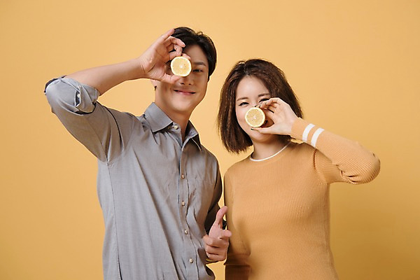 포토 JPG 스튜디오촬영 커플 여자 남자 컬러 사진 모션 실내 표정 서기 미소 들기 손짓 상반신 20대 성인 두명 앞모습 노란색 한국인 레몬 노란배경 성인만 국내포토 뷰포인트 백그라운드 과일 관계 사람 동양인 청년 내부 파일형식