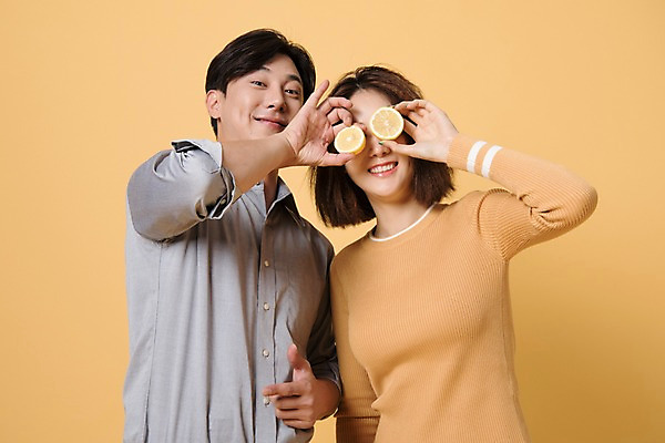 포토 JPG 스튜디오촬영 커플 여자 남자 컬러 사진 모션 실내 표정 서기 웃음 들기 상반신 20대 성인 두명 앞모습 노란색 한국인 레몬 노란배경 성인만 국내포토 뷰포인트 백그라운드 과일 관계 사람 동양인 청년 내부 파일형식