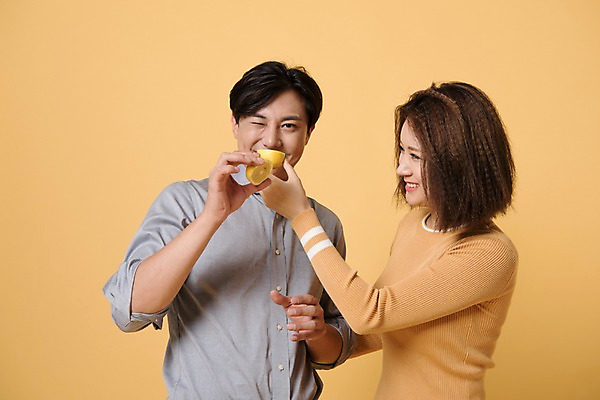 포토 JPG 스튜디오촬영 커플 여자 남자 컬러 사진 모션 실내 표정 서기 웃음 들기 상반신 20대 성인 두명 앞모습 노란색 한국인 레몬 노란배경 성인만 국내포토 뷰포인트 백그라운드 과일 관계 사람 동양인 청년 내부 파일형식