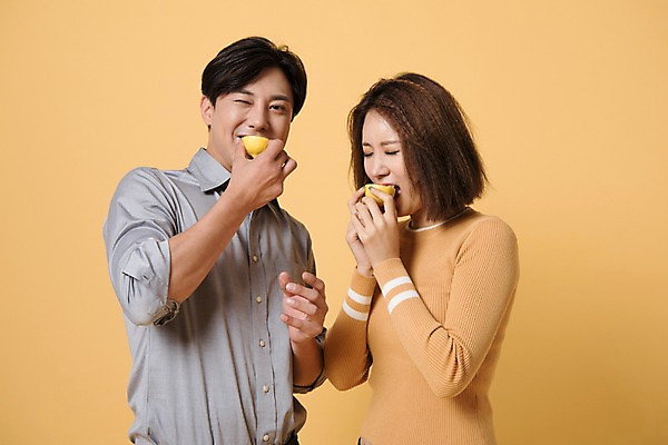 포토 JPG 스튜디오촬영 커플 여자 남자 컬러 사진 모션 실내 표정 서기 미소 들기 상반신 20대 성인 두명 앞모습 노란색 한국인 먹기 레몬 노란배경 성인만 맛있는 국내포토 뷰포인트 백그라운드 과일 관계 사람 동양인 청년 내부 파일형식