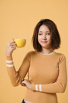 포토 JPG 스튜디오촬영 여자 컬러 사진 모션 실내 표정 한명 서기 미소 들기 상반신 20대 성인 앞모습 노란색 한국인 머그컵 노란배경 여자한명만 성인여자한명만 국내포토 1 뷰포인트 백그라운드 사람 동양인 청년 내부 컵 여자만 성인여자만 파일형식