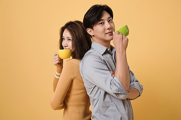 포토 JPG 스튜디오촬영 커플 여자 남자 컬러 사진 모션 실내 표정 서기 들기 상반신 20대 성인 두명 옆모습 노란색 기댐 한국인 머그컵 등맞대기 노란배경 성인만 국내포토 뷰포인트 백그라운드 관계 사람 동양인 청년 내부 컵 파일형식