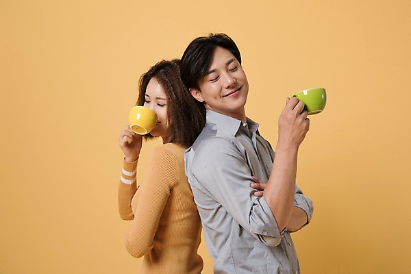 포토 JPG 스튜디오촬영 커플 여자 남자 컬러 사진 모션 실내 표정 서기 미소 들기 상반신 20대 성인 두명 옆모습 노란색 눈감음 기댐 한국인 머그컵 등맞대기 노란배경 성인만 국내포토 뷰포인트 백그라운드 관계 사람 동양인 청년 내부 컵 파일형식