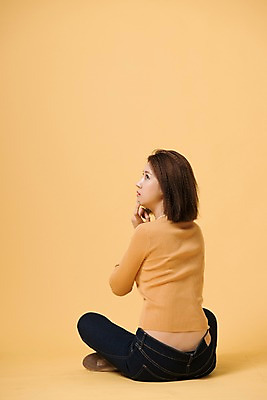 포토 JPG 스튜디오촬영 전신 여자 컬러 사진 모션 실내 표정 한명 앉기 20대 성인 뒷모습 노란색 한국인 올려보기 노란배경 여자한명만 성인여자한명만 국내포토 1 뷰포인트 백그라운드 사람 동양인 청년 내부 여자만 성인여자만 파일형식