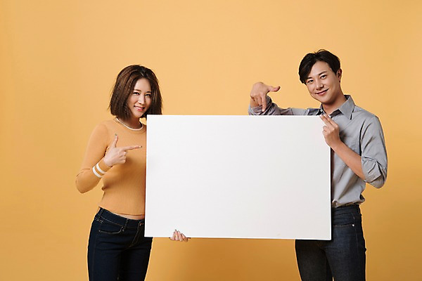 포토 JPG 스튜디오촬영 배너 커플 여자 남자 컬러 사진 모션 사각프레임 프레임 실내 표정 서기 웃음 들기 상반신 20대 성인 두명 앞모습 노란색 한국인 가리킴 최고 포인트 노란배경 성인만 국내포토 뷰포인트 관계 사람 동양인 손짓 청년 내부 금융 사각형 파일형식 도형 인종 경제