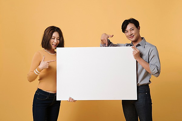 포토 JPG 스튜디오촬영 배너 커플 여자 남자 컬러 사진 모션 사각프레임 프레임 실내 표정 서기 웃음 들기 상반신 20대 성인 두명 앞모습 노란색 한국인 가리킴 포인트 노란배경 성인만 국내포토 뷰포인트 백그라운드 관계 사람 동양인 손짓 청년 내부 금융 사각형 파일형식