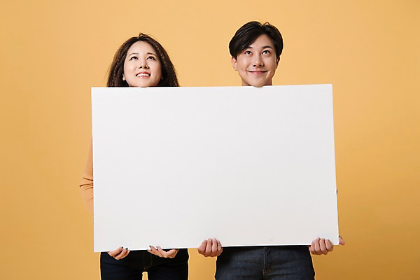 포토 JPG 스튜디오촬영 배너 커플 여자 남자 컬러 사진 모션 사각프레임 프레임 실내 표정 서기 웃음 들기 상반신 20대 성인 두명 앞모습 노란색 한국인 올려보기 노란배경 성인만 국내포토 뷰포인트 백그라운드 관계 사람 동양인 청년 내부 사각형 파일형식