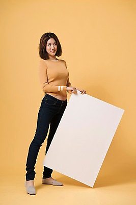 포토 JPG 스튜디오촬영 전신 배너 여자 컬러 사진 모션 사각프레임 프레임 실내 표정 한명 서기 웃음 들기 20대 성인 앞모습 노란색 한국인 노란배경 여자한명만 성인여자한명만 국내포토 1 뷰포인트 백그라운드 사람 동양인 청년 내부 사각형 여자만 성인여자만 파일형식