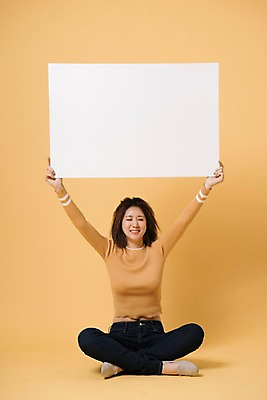 포토 JPG 스튜디오촬영 전신 배너 여자 컬러 사진 모션 사각프레임 프레임 실내 표정 한명 웃음 들기 앉기 20대 성인 앞모습 노란색 눈감음 한국인 눈웃음 노란배경 여자한명만 성인여자한명만 국내포토 1 뷰포인트 백그라운드 사람 동양인 청년 내부 사각형 여자만 성인여자만 파일형식