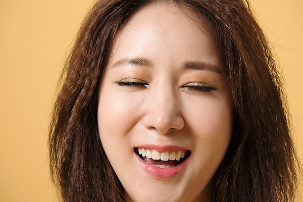 포토 JPG 스튜디오촬영 여자 얼굴 컬러 사진 모션 실내 표정 한명 웃음 근접촬영 상반신 20대 성인 앞모습 노란색 눈감음 한국인 눈웃음 노란배경 여자한명만 성인여자한명만 국내포토 1 뷰포인트 백그라운드 사람 동양인 청년 내부 신체부위 여자만 성인여자만 파일형식