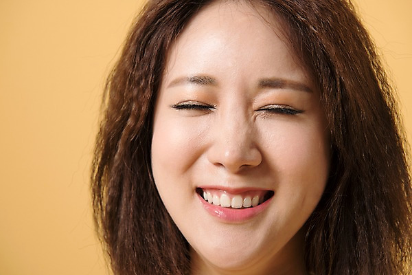 포토 JPG 스튜디오촬영 여자 얼굴 컬러 사진 모션 실내 표정 한명 웃음 근접촬영 상반신 20대 성인 앞모습 노란색 눈감음 한국인 눈웃음 노란배경 여자한명만 성인여자한명만 국내포토 1 뷰포인트 백그라운드 사람 동양인 청년 내부 신체부위 여자만 성인여자만 파일형식