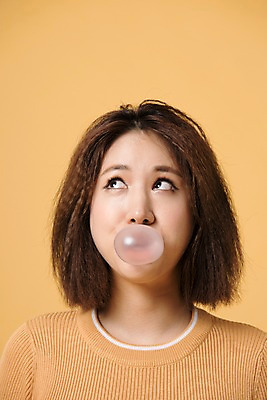 포토 JPG 스튜디오촬영 여자 컬러 사진 모션 실내 표정 한명 웃음 상반신 20대 성인 앞모습 노란색 한국인 올려보기 껌 노란배경 여자한명만 성인여자한명만 국내포토 1 뷰포인트 백그라운드 사람 동양인 청년 내부 여자만 성인여자만 파일형식