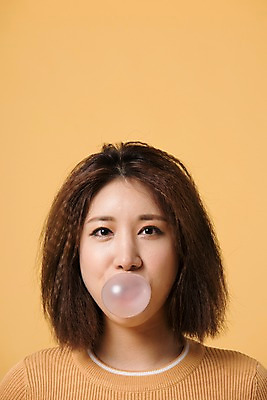 포토 JPG 스튜디오촬영 여자 컬러 사진 모션 실내 표정 한명 웃음 상반신 20대 성인 앞모습 노란색 한국인 껌 노란배경 여자한명만 성인여자한명만 국내포토 1 뷰포인트 사람 동양인 청년 내부 여자만 성인여자만 파일형식 인종 성인만
