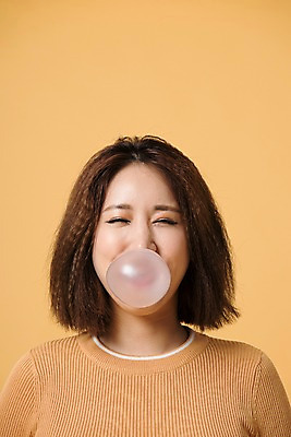 포토 JPG 스튜디오촬영 여자 컬러 사진 모션 실내 표정 한명 웃음 상반신 20대 성인 앞모습 노란색 눈감음 한국인 껌 눈웃음 노란배경 여자한명만 성인여자한명만 국내포토 1 뷰포인트 백그라운드 사람 동양인 청년 내부 여자만 성인여자만 파일형식