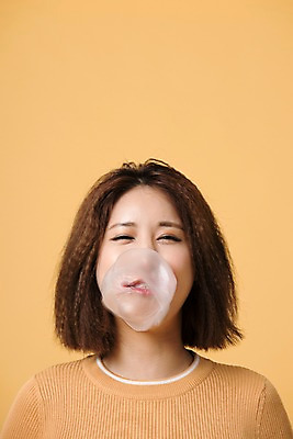 포토 JPG 스튜디오촬영 여자 컬러 사진 모션 실내 표정 한명 웃음 상반신 20대 성인 앞모습 노란색 한국인 껌 눈웃음 노란배경 여자한명만 성인여자한명만 국내포토 1 뷰포인트 백그라운드 사람 동양인 청년 내부 여자만 성인여자만 파일형식