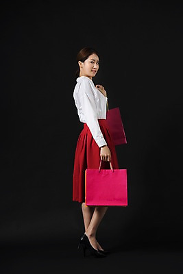 포토 JPG 스튜디오촬영 전신 여자 컬러 사진 모션 검은배경 실내 표정 한명 서기 미소 들기 20대 성인 옆모습 쇼핑 쇼핑백 세일 검은색 한국인 빅세일 여자한명만 성인여자한명만 국내포토 1 뷰포인트 백그라운드 가방 사람 동양인 청년 내부 여자만 성인여자만 파일형식