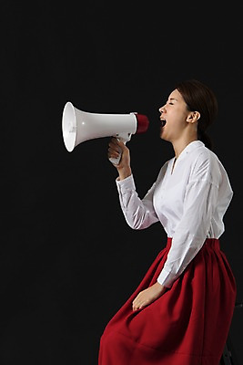 포토 JPG 스튜디오촬영 여자 컬러 사진 모션 검은배경 실내 표정 한명 들기 앉기 상반신 20대 성인 옆모습 검은색 확성기 외침 한국인 여자한명만 성인여자한명만 국내포토 1 뷰포인트 백그라운드 사람 동양인 청년 내부 소리 여자만 성인여자만 파일형식