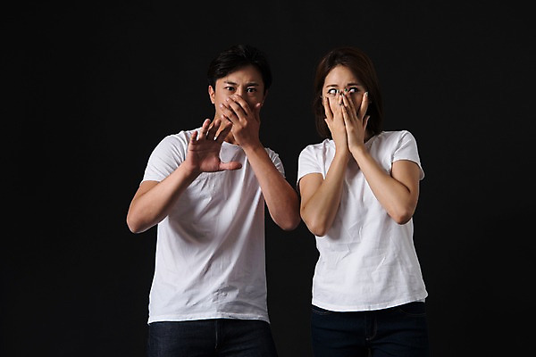 포토 JPG 스튜디오촬영 커플 여자 남자 컬러 사진 모션 검은배경 실내 표정 서기 상반신 20대 성인 두명 앞모습 검은색 한국인 찡그림 무서움 공포 입가림 얼굴가리기 성인만 국내포토 감정 뷰포인트 백그라운드 관계 사람 동양인 청년 내부 가림 파일형식