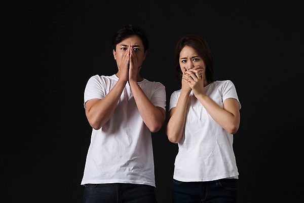 포토 JPG 스튜디오촬영 커플 여자 남자 컬러 사진 모션 검은배경 실내 표정 서기 상반신 20대 성인 두명 앞모습 검은색 한국인 찡그림 무서움 공포 입가림 얼굴가리기 성인만 국내포토 감정 뷰포인트 백그라운드 관계 사람 동양인 청년 내부 가림 파일형식