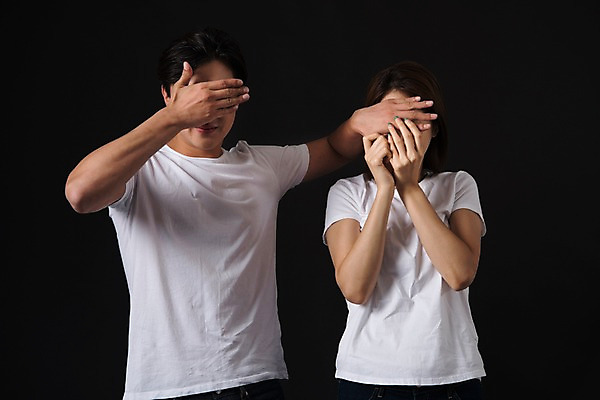 포토 JPG 스튜디오촬영 커플 여자 남자 컬러 사진 모션 검은배경 실내 서기 상반신 20대 성인 두명 앞모습 검은색 한국인 눈가림 무서움 공포 성인만 국내포토 감정 뷰포인트 백그라운드 관계 사람 동양인 청년 내부 가림 파일형식