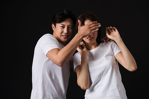 포토 JPG 스튜디오촬영 커플 여자 남자 컬러 사진 모션 검은배경 실내 표정 서기 상반신 20대 성인 두명 앞모습 검은색 한국인 눈가림 무서움 공포 성인만 국내포토 감정 뷰포인트 백그라운드 관계 사람 동양인 청년 내부 가림 파일형식