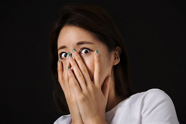 포토 JPG 스튜디오촬영 여자 컬러 사진 모션 검은배경 실내 표정 한명 상반신 20대 성인 앞모습 검은색 놀람 한국인 무서움 공포 얼굴가리기 여자한명만 성인여자한명만 국내포토 1 감정 뷰포인트 백그라운드 사람 동양인 청년 내부 가림 여자만 성인여자만 파일형식