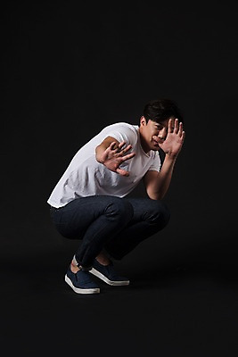 포토 JPG 스튜디오촬영 전신 남자 컬러 사진 모션 검은배경 실내 표정 한명 앉기 20대 성인 옆모습 검은색 한국인 찡그림 무서움 거절 공포 얼굴가리기 남자한명만 성인남자한명만 국내포토 1 감정 뷰포인트 백그라운드 컨셉 사람 동양인 청년 내부 가림 남자만 성인남자만 파일형식