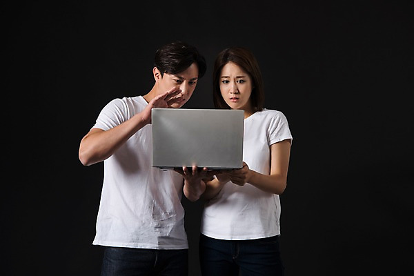 포토 JPG 스튜디오촬영 커플 여자 남자 컬러 사진 모션 검은배경 실내 표정 서기 들기 상반신 20대 성인 두명 앞모습 노트북 검은색 놀람 한국인 무서움 공포 얼굴가리기 성인만 국내포토 감정 뷰포인트 백그라운드 관계 사람 동양인 청년 내부 전자제품 가림 파일형식