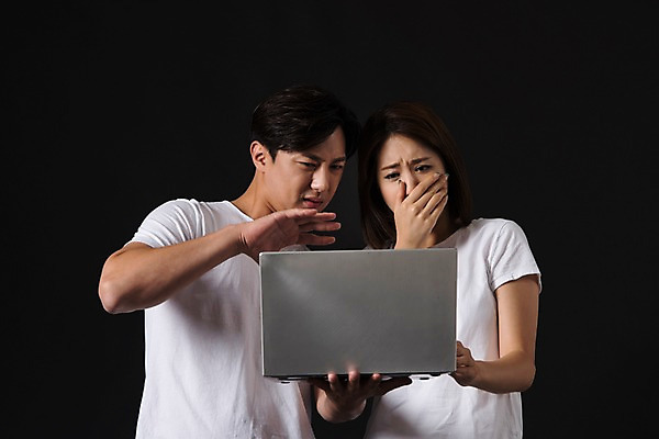 포토 JPG 스튜디오촬영 커플 여자 남자 컬러 사진 모션 검은배경 실내 표정 서기 들기 상반신 20대 성인 두명 앞모습 노트북 검은색 놀람 한국인 무서움 공포 얼굴가리기 성인만 국내포토 감정 뷰포인트 백그라운드 관계 사람 동양인 청년 내부 전자제품 가림 파일형식