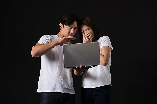 포토 JPG 스튜디오촬영 커플 여자 남자 컬러 사진 모션 검은배경 실내 표정 서기 들기 상반신 20대 성인 두명 앞모습 노트북 검은색 놀람 한국인 무서움 공포 얼굴가리기 성인만 국내포토 감정 뷰포인트 백그라운드 관계 사람 동양인 청년 내부 전자제품 가림 파일형식 인종