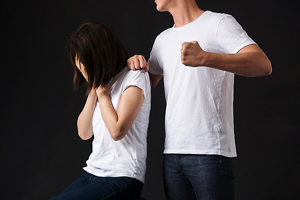 포토 JPG 스튜디오촬영 커플 여자 남자 컬러 사진 모션 검은배경 실내 서기 앉기 상반신 20대 성인 두명 옆모습 검은색 주먹 한국인 무서움 묵 성인만 데이트폭력 국내포토 감정 음식 뷰포인트 백그라운드 관계 사람 동양인 청년 내부 폭력 파일형식