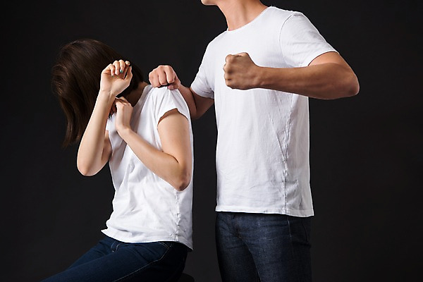 포토 JPG 스튜디오촬영 커플 여자 남자 컬러 사진 모션 검은배경 실내 서기 앉기 상반신 20대 성인 두명 옆모습 검은색 주먹 한국인 폭력 무서움 싸움 몸싸움 묵 폭행 성인만 데이트폭력 국내포토 감정 음식 뷰포인트 백그라운드 관계 사람 동양인 청년 내부 범죄 사회이슈 파일형식