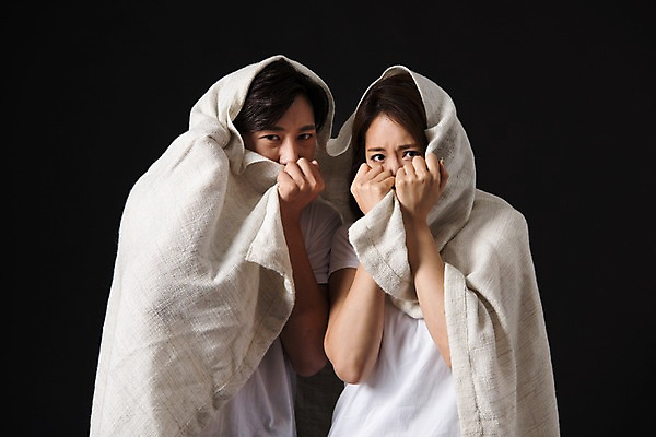 포토 JPG 스튜디오촬영 커플 여자 남자 컬러 사진 모션 검은배경 실내 표정 서기 상반신 20대 성인 두명 앞모습 검은색 이불 한국인 찡그림 무서움 공포 얼굴가리기 성인만 국내포토 감정 뷰포인트 백그라운드 관계 침구 사람 동양인 청년 내부 가림 파일형식