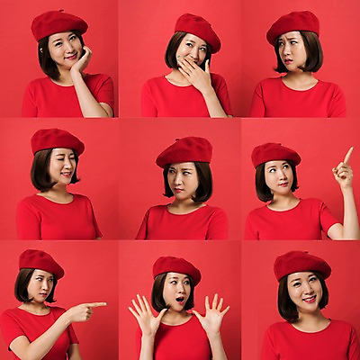 포토 JPG 스튜디오촬영 여자 컬러 장난 사진 모션 실내 표정 웃음 여러명 상반신 20대 성인 앞모습 빨간색 세트 한국인 분노 짜증 가리킴 개구쟁이 모음 포인트 베레모 다홍색 빨간배경 빵모자 여자만 성인여자만 국내포토 모자_잡화 감정 뷰포인트 다수 백그라운드 사람 동양인 손짓 청년 한글 내부 금융 성인만 파일형식