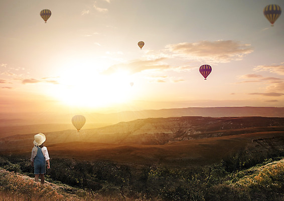 PSD 구름 편집이미지 여자 어린이교육 교육 어린이 자연 하늘 산 한명 서기 뒷모습 노을 일몰 열기구 이미지편집 자연요소 1 뷰포인트 항공교통 모션 사람 생태계 파일형식