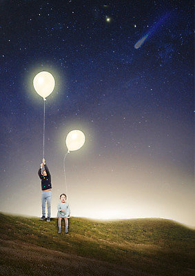 PSD 편집이미지 여자 어린이교육 교육 남자 어린이 자연 밤하늘 서기 앉기 두명 한국인 야간 언덕 풍선 이미지편집 자연요소 모션 하늘 사람 동양인 생태계 파일형식