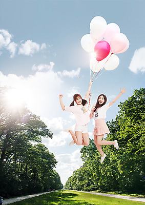 전신 PSD 나무 구름 편집이미지 여자 교육 청소년 하늘 웃음 두명 점프 한국인 숲 청소년교육 풍선 이미지편집 자연요소 식물 모션 표정 사람 동양인 파일형식