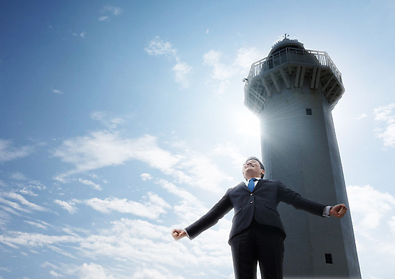 PSD 구름 편집이미지 남자 로우앵글 비즈니스 하늘 팔벌리기 등대 한명 웃음 상반신 성인 30대 햇빛 한국인 비즈니스맨 이미지편집 자연요소 1 뷰포인트 모션 표정 사람 동양인 장년 태양 직장인 파일형식