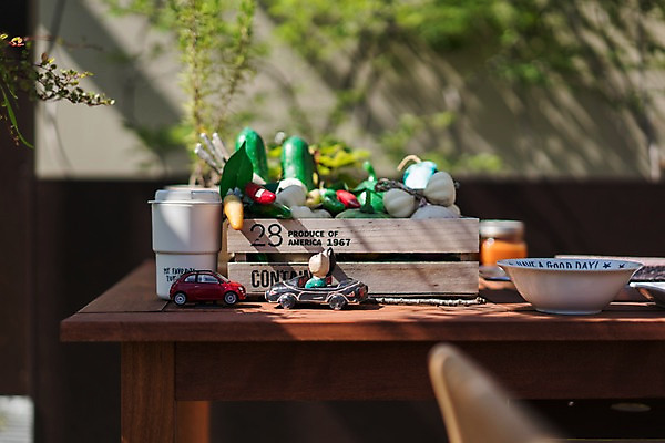 포토 JPG 주간 그릇 탁자 사람없음 야외 아웃포커스 장난감 장난감자동차 오브젝트 국내포토 자연요소 식기 가구 촬영기법 파일형식