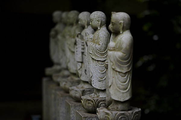 포토 JPG 주간 종교 사람없음 야외 아웃포커스 조각상 일본 사찰 불상 오브젝트 일본전통 국내포토 자연요소 전통 아시아 불교 종교건축 촬영기법 조형물 파일형식