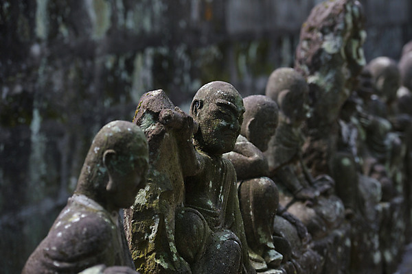 포토 JPG 주간 종교 사람없음 야외 아웃포커스 조각상 일본 사찰 불상 오브젝트 일본전통 국내포토 자연요소 전통 아시아 불교 종교건축 촬영기법 조형물 파일형식