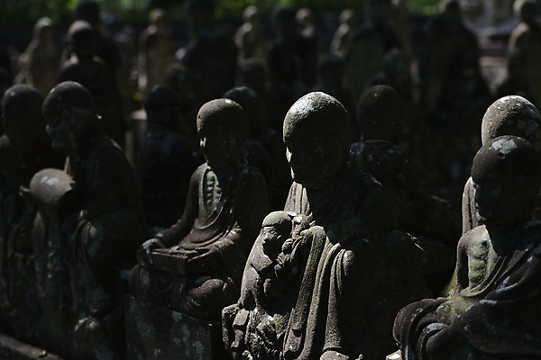 포토 JPG 주간 종교 사람없음 야외 아웃포커스 조각상 일본 사찰 불상 오브젝트 일본전통 국내포토 자연요소 전통 아시아 불교 종교건축 촬영기법 조형물 파일형식