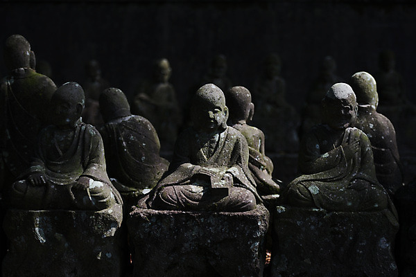 포토 JPG 주간 종교 사람없음 야외 아웃포커스 조각상 일본 사찰 불상 오브젝트 일본전통 국내포토 자연요소 전통 아시아 불교 종교건축 촬영기법 조형물 파일형식